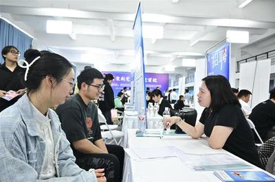 提供崗位800余個,云夢縣、應(yīng)城市組團(tuán)到武漢工商學(xué)院招聘人才